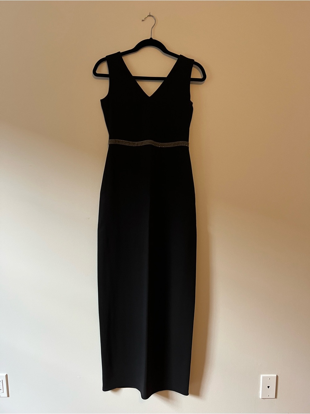 Sophisticated Black V-Neck Evening Gown with Monili Waist Detail